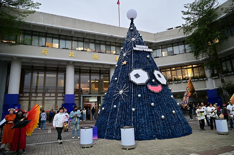 歲末感恩迎新年 臺東縣府點燈儀式 電玩風聖誕樹閃耀廣場 饒慶鈴邀民眾來臺東歡慶聖誕及跨年