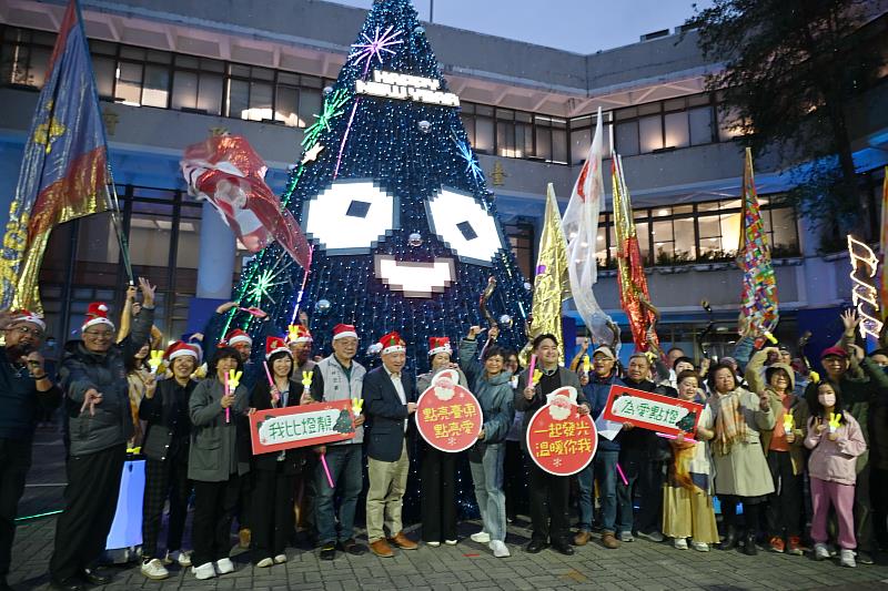 歲末感恩迎新年 臺東縣府點燈儀式 電玩風聖誕樹閃耀廣場 饒慶鈴邀民眾來臺東歡慶聖誕及跨年