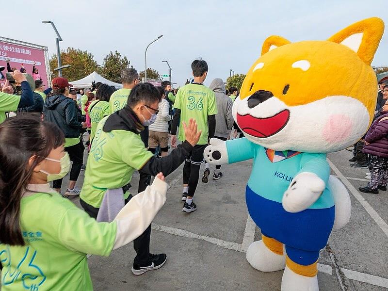 圖說：凱基阿福在起跑點為參賽跑者加油打氣，鼓勵大家堅持不放棄，一起用愛跑出幸福人生。