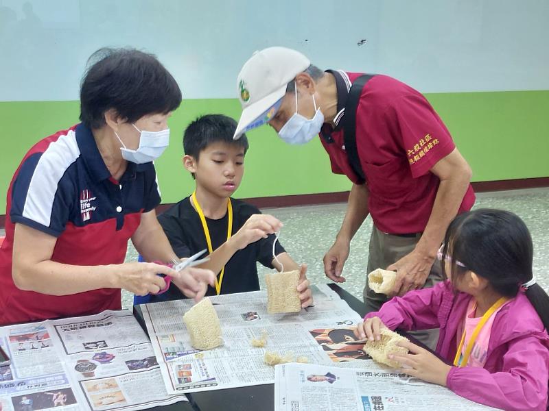 台中霧峰六股社區長輩，與學員一起創作絲瓜絡多肉植物作品。