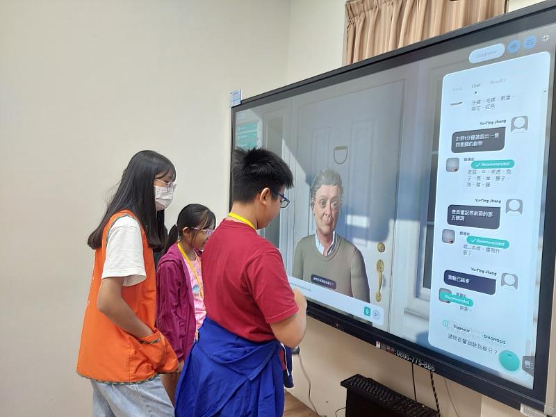 參與學員與生成式AI虛擬爺奶,進行沉浸式互動對話。