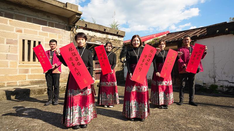 靈鷲山師兄姐手拿2025年春聯墨寶，祝福蛇年平安。（圖由靈鷲山佛教教團提供）