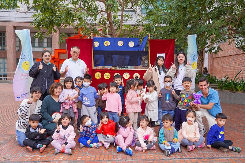 幼老共園USR計畫特別於創業市集上安排掌中戲表演，受到幼兒園小朋友的歡迎。