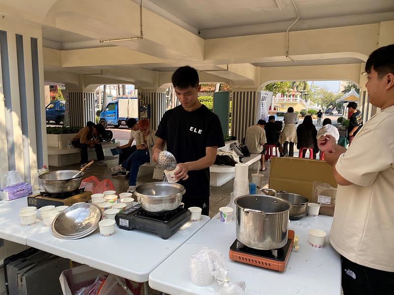 電子系學生親自煮湯圓