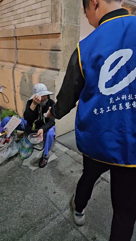 電子系分送熱食給街友