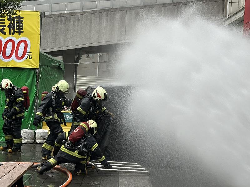 演練模擬板橋愛買南雅店賣場遭電動汽車衝撞起火燃燒濃煙密怖之嚴重火警