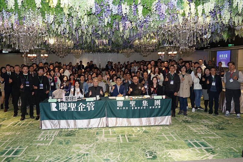 未來企業與數位管理者實務論壇大合照，全臺共有150位中小型企業主齊聚台北內湖共同探討AI導入企業後的痛點及解方。