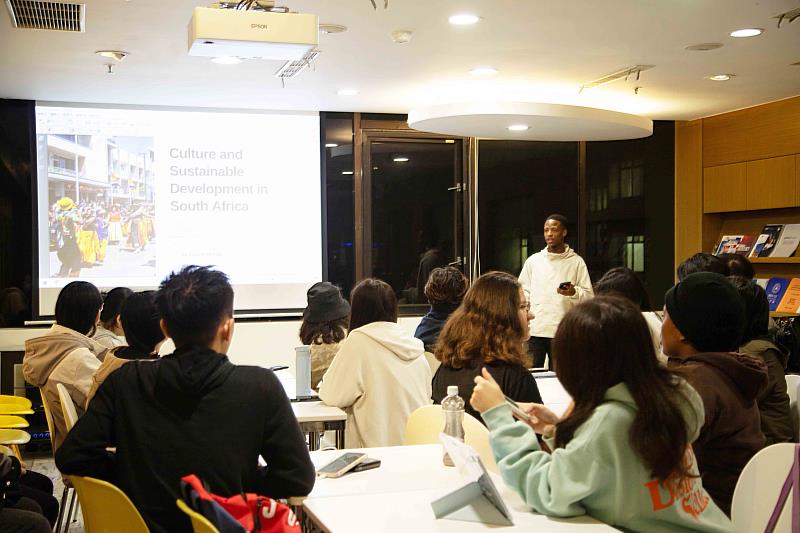 淡江大學國際暨兩岸事務處舉辦國際文化萬花筒活動，讓交換生分享家鄉的文化特色。（圖／淡江大學提供）