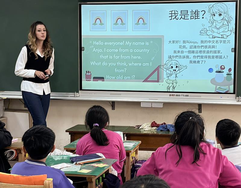 淡江大學境外交換生向淡水社區小學學生介紹自己故鄉的風土民情。（圖／淡江大學提供）