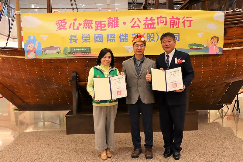 溪海國小林文勝校長(中)感謝長榮國際儲運公司林振芳總經理(右)，及張榮發基金會鍾德美執行長(左)邀請該校師生參加活動。