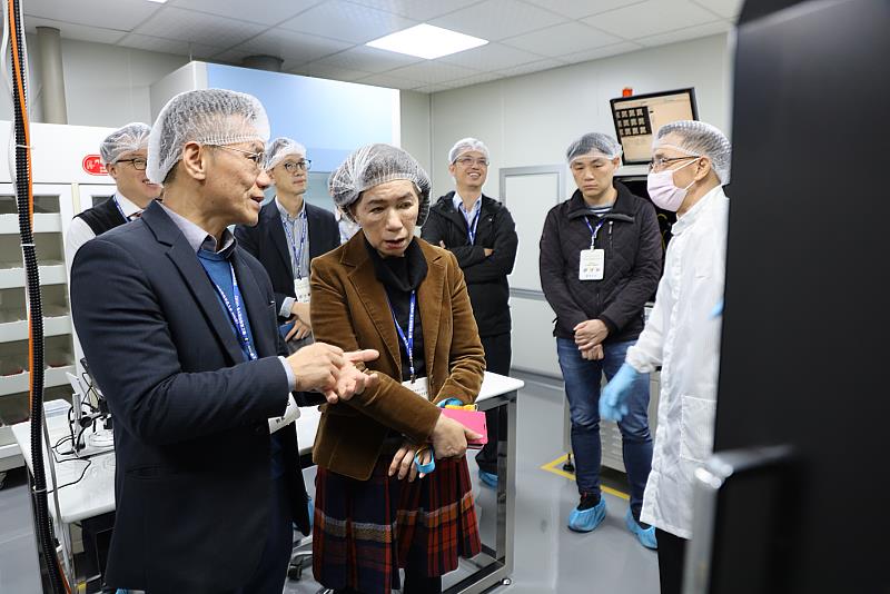 利用北市高職七校交流機會，高科大半導體系特地安排半日的導覽行程，呈現教育部建立「區域產業人才及技術培育基地」計畫底下，高科大「半導體製程設備與檢測」基地的完整樣貌以及培訓實境。圖為參訪光電元件自動化量測實驗室時，士林高商校長余耀銘(前排左)與南港高工校長劉美慧(前排右)交換意見。