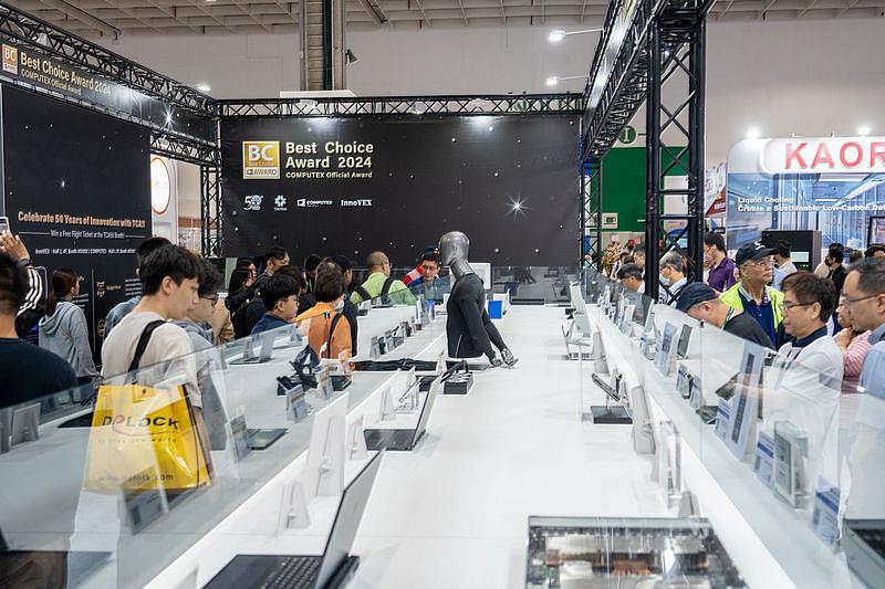 台北市電腦公會（TCA）表示，COMPUTEX 2025官方獎項Best Choice Award（BC Award）報名已於即日起開放報名，歡迎COMPUTEX與InnoVEX海內外參展廠商踴躍參與！得獎產品在展中擁有專屬展示區域，可吸引海內外買主與國際媒體目光，並可獲得COMPUTEX官方影音頻道協助進行得獎產品影片拍攝與網站宣傳曝光。