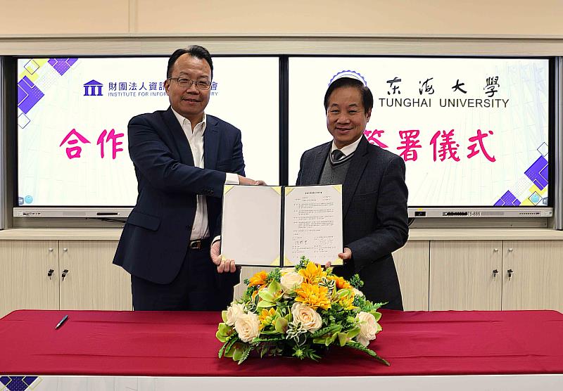 資策會軟體技術研究院蒙以亨院長(左)與東海大學張國恩校長(右),今(19)日於東海校園內簽署合作備忘錄。