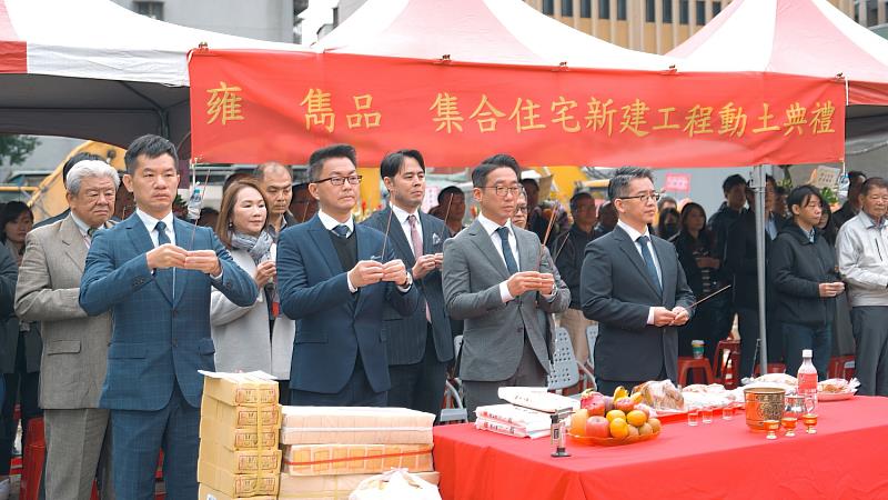 雋品建築董事長簡順章（右二）帶領團隊啟動開工典禮