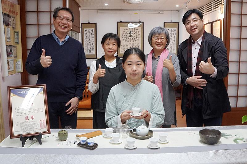 大葉大學藥保系大三生粘怡涵(中)榮獲金執獎大專組冠軍，感謝老師們的指導