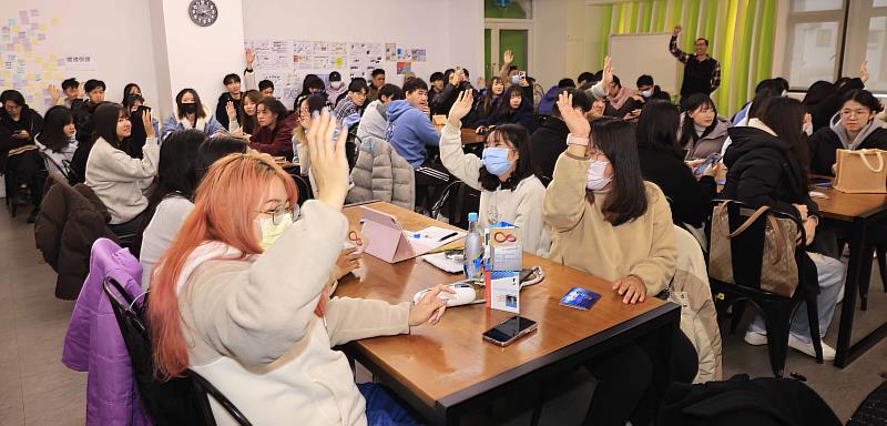 「AI時代跨領域的未來人才」座談，淡江大學百餘位師生們，踴躍地向專家提問，發問同學可獲得TVBS出版的《晶三角》等書籍。（圖／淡江大學提供）