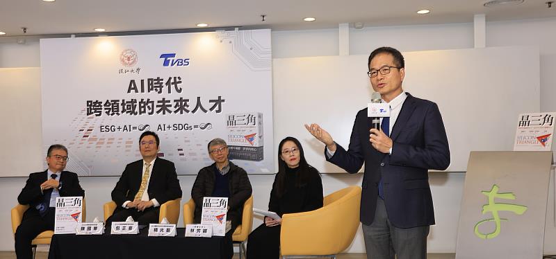 「AI時代跨領域的未來人才」座談，由淡江大學許輝煌學術副校長開場致詞。（圖／淡江大學提供）