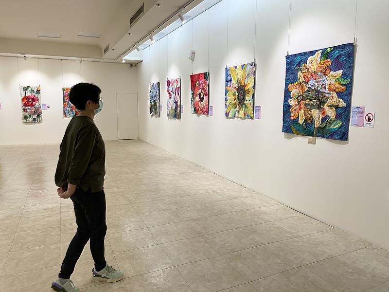 林幸珍纖維藝術個展_民眾參觀展場