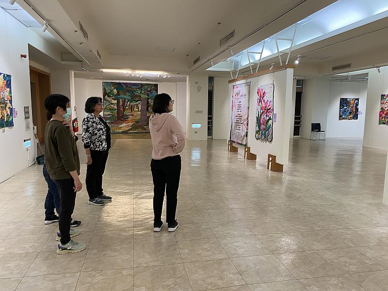 林幸珍纖維藝術個展_民眾參觀展場