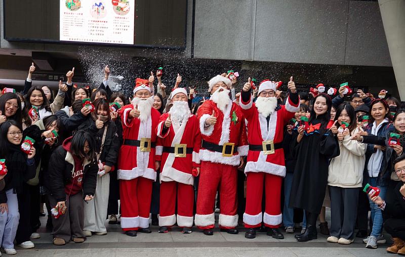 東海大學聖誕雙驚喜！白雪神駒迎佳節，路思義教堂也將在聖誕子夜彌撒敲響百次鐘聲為台灣祈福。