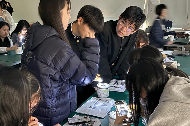 雲霧室實驗是一種利用棉花、酒精和乾冰製作的有趣且直觀的物理實驗。現場學生熱烈討論，十分開心。明天就是冬至，活動最後更一起體驗臺灣的吃湯圓文化，收穫滿滿。