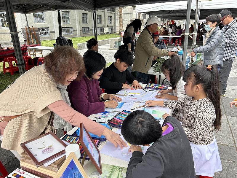 「113年度花蓮林業家族森根你我~揪感新」活動，社區DIY體驗，吸引小朋友參與。