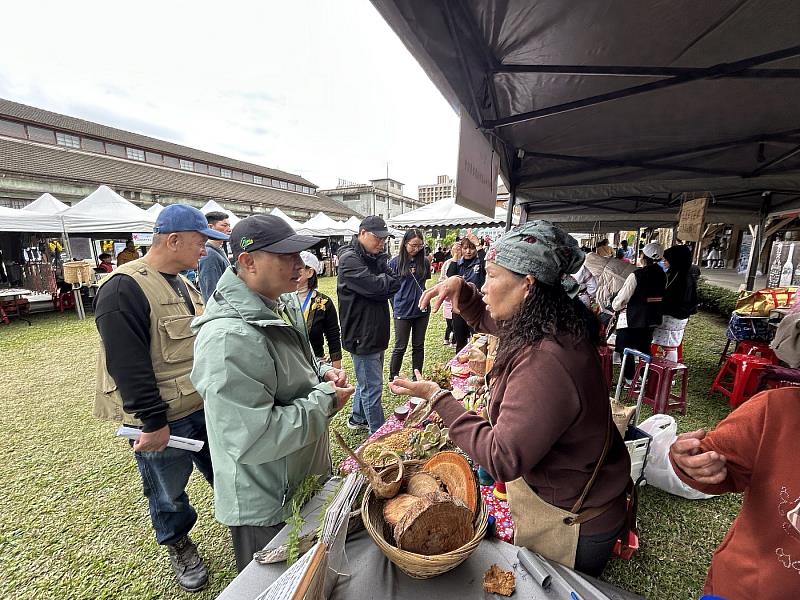 林業及自然保育署花蓮分署21日在花蓮文化創意產業園區辦理「113年度花蓮林業家族森根你我~揪感新」社區林業計畫成果展活動，人潮絡繹不絕。