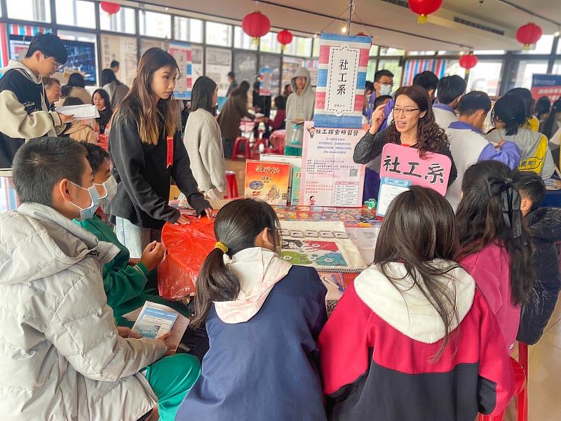 結合闖關及體驗活動，朝陽科大社工系展現亮點特色，鼓勵年輕學子投入社會參與的行列。