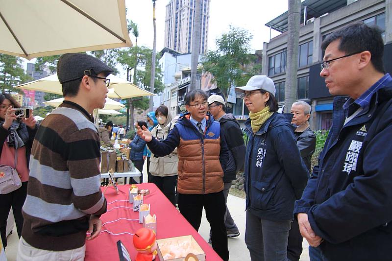 竹市府秘書長張治祥出席開幕，並來到現場店家攤位表達支持