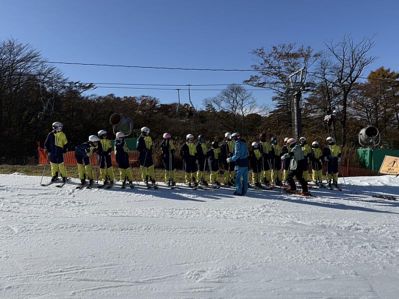 台灣學生於日本滑雪場實習場景。