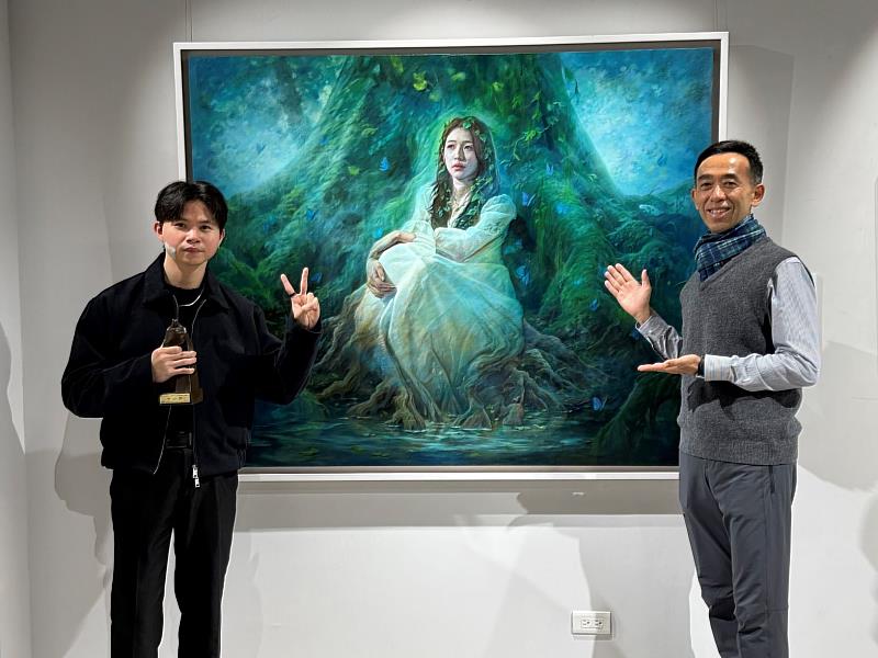 油畫類中山獎得主李梓維與國父紀念館王蘭生館長於得獎作品前合影