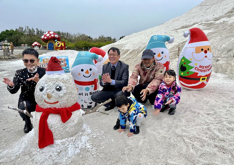 到七股鹽山玩雪吧！在鹽山玩雪場體驗永不融化的雪鹽，再動動手捏屬於自己的小雪人，成就感滿滿。