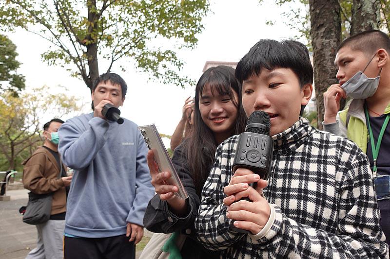 25歲中度智能障礙的小瑩，來新豐小作所已2年，除了生活自理能力大幅提升，還意外發現其歌唱天賦。