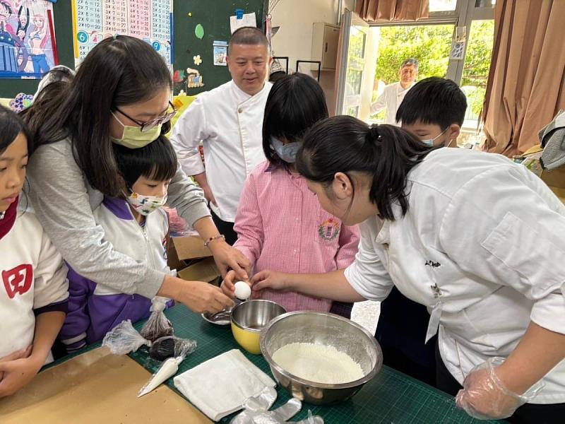 小朋友們透過食科系志工隊引導 享受動手實作的樂趣