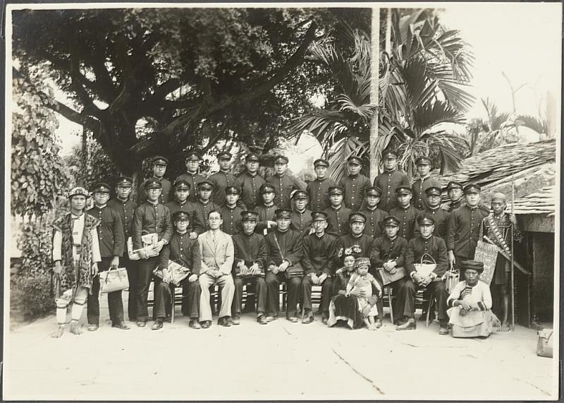 照片右側是原住民的石板屋，彷彿在原住民部落裡拍攝。根據1935年的《臺灣鐵道旅行案內》，屏東驛附近有兩處可參觀原住民建築的地方。一處在屏東市區內的「蕃屋」，地址在「大宮はノ一」，即屏東中華路屏東幸福公園對面。另一處為車程一小時的三地門。