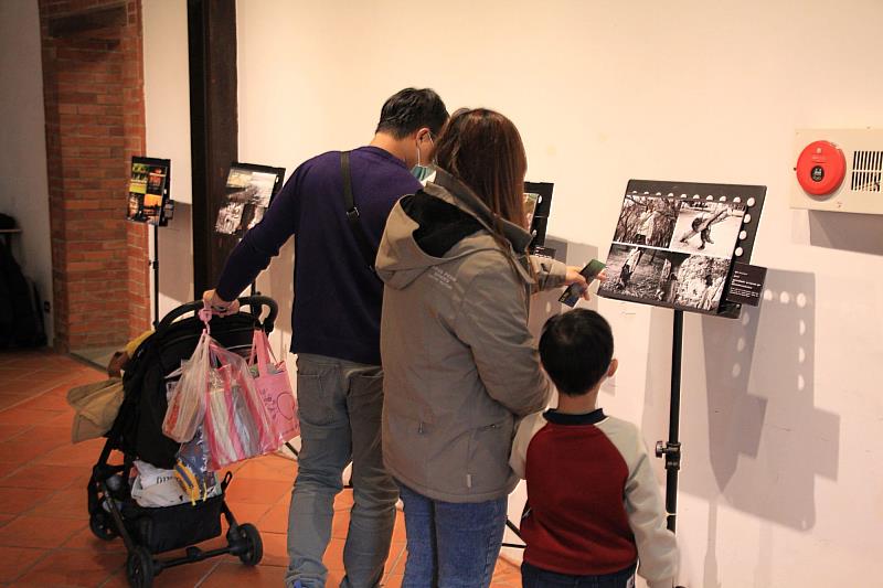 世新圖傳系大一學生在萬華剝皮寮歷史街區舉行攝影展。（世新大學提供）