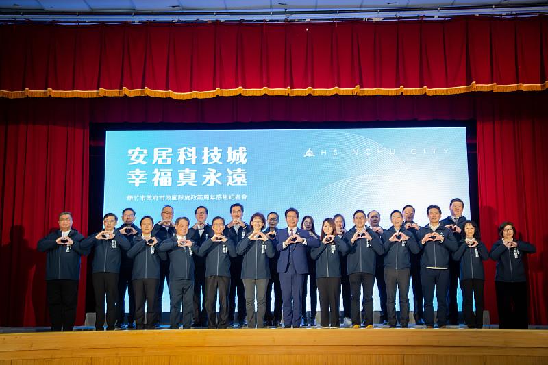 圖5.竹市府團隊施政2周年!邱臣遠代理市長向市民朋友致謝。