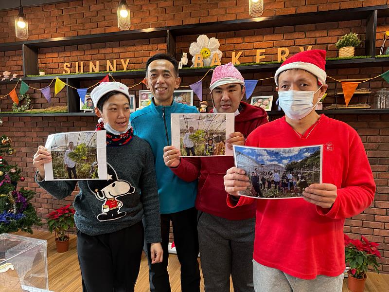 國父紀念館王蘭生館長與陽明教養院院生一起回味去年田園樂的照片。