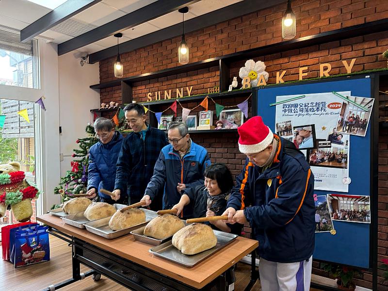 陽明教養院製作麵包雞，邀請國父紀念館與中敦國際股份有限公司一起同樂。