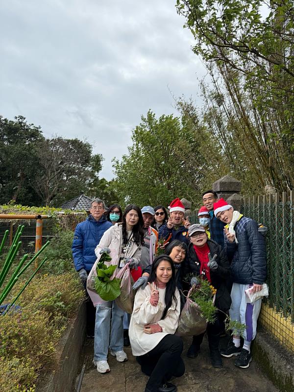 國父紀念館與陽明教養院院生一起體驗田園樂，院生熱心介紹自種蔬菜。