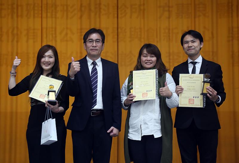 成果展特別頒發在化粧品、生技、醫療及教育領域中有傑出貢獻的粧品系友