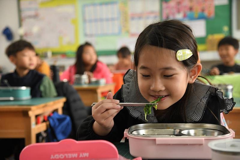 為支持在地農友，花蓮縣政府規定營養午餐的調配需要達到60%以上的在地食材，減少碳足跡，讓學童吃得安心又健康。