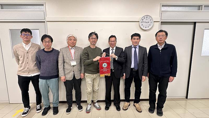 亞大國際長歐仁和(右3)、資電學院長許慶賢(右2)，與宮崎大學工學部的學術團隊合影。