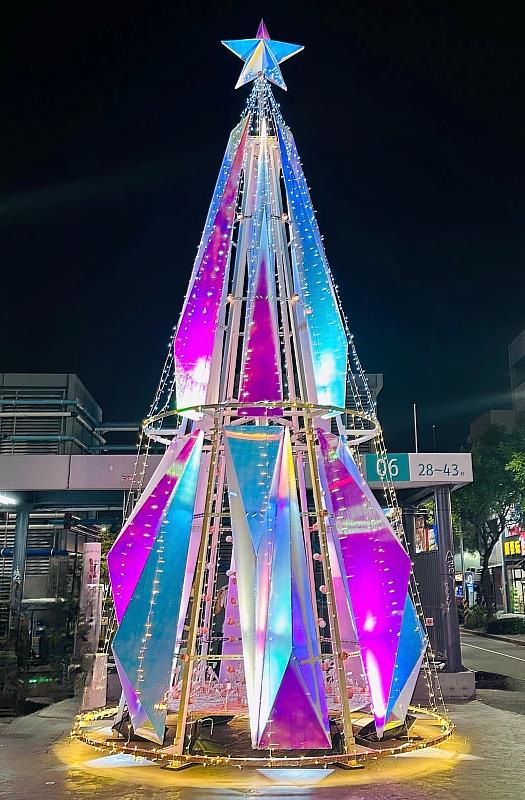 崑大空設系展現永續與科技能量 「海上平安」，聖誕樹點亮海安商圈