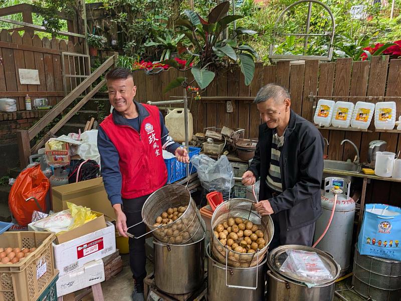 市民同慶119消防節 里長茶葉蛋「廉」手送