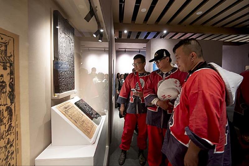 圖為本次特展北港朝天宮借展之二十四司大符文物，除此之外，北港朝天宮也首次將開山住持樹璧、三代大祖能澤的僧人牌位，還有日治時期朝天宮僧人所使用的掛絡（絡子）以及光緒19年（1893）添澤住持前往怡山西禪寺受戒所帶回來的傳法法卷等珍貴文物借展到宮外進行展覽。