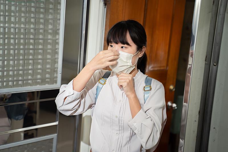 Adopting the habit of properly wearing masks can significantly reduce the risk of droplet transmission. (Photo courtesy of Jehovah's Witnesses)