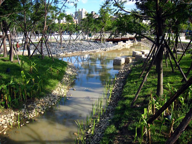 板橋區萬坪都會公園具多元友善的遊憩空間，市民可充分體驗友善城市環境