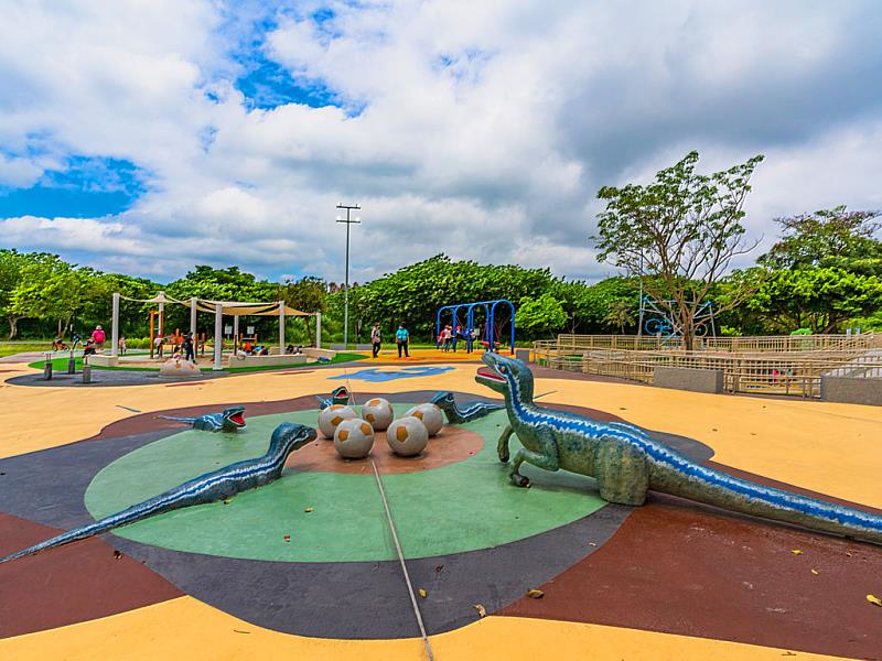 板橋區浮洲遊戲公園是一座以香花及恐龍為主題的遊戲場，園內運動設施齊全