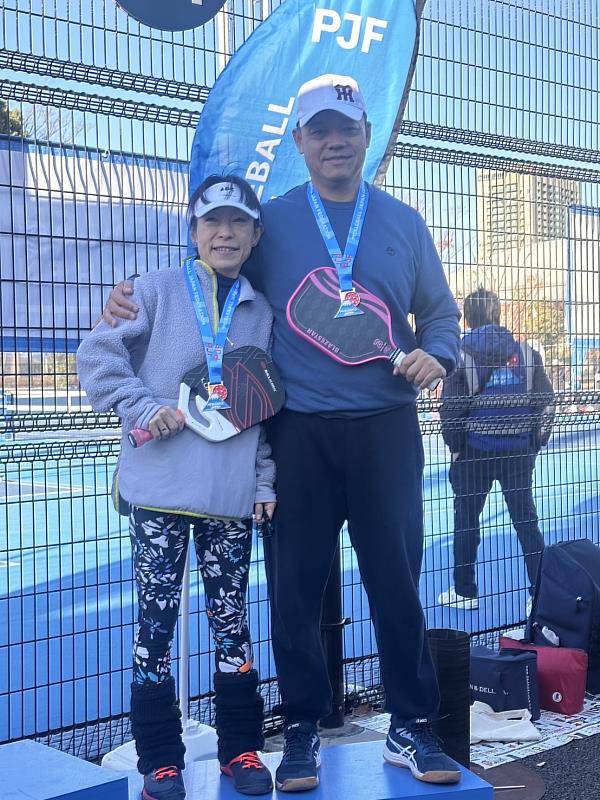 亞大陳朝鍵老師(右)，與日本選手Noriko Miyake(左)搭檔，奪「2024東京匹克球錦標賽」的「50+ 4.5級」銅牌。